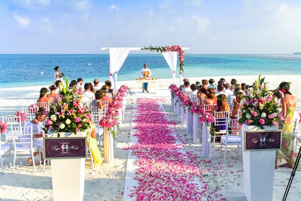 Decoración minimalista de boda en la playa con flores