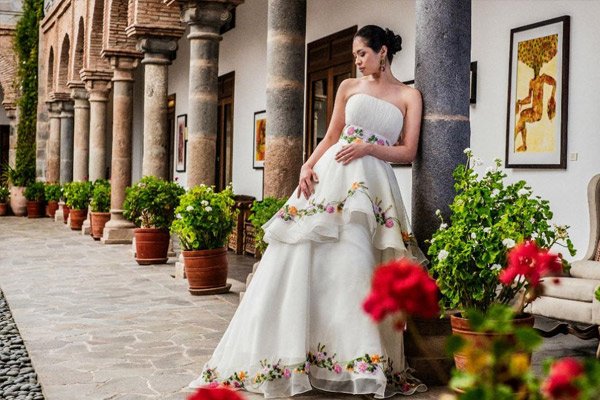 Hermoso Vestido de novia con motivos andinos