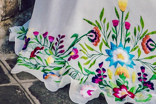 Flores en Vestido de novia con motivos andinos