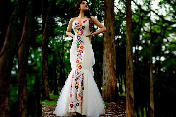 Precioso Vestido de novia con motivos andinos