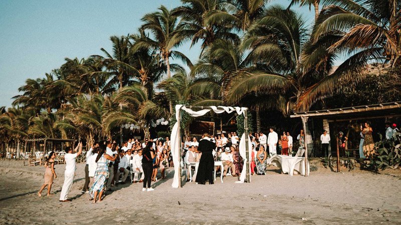 Una boda elegante en la playa al atardecer